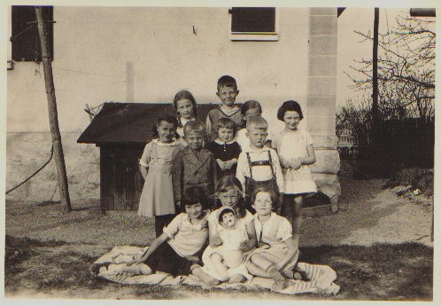 Ilse Frankenberg (rechts) mit ihren Schleusinger SpielkameradInnen (Sammlung: Ilse Frankenberg)