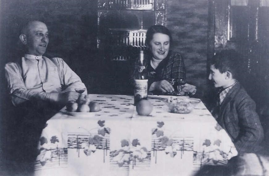 Weihnachten 1931: Nathan, Hedwig und Heinz am Wohnzimmertisch (Sammlung: Henry Frankenberg)