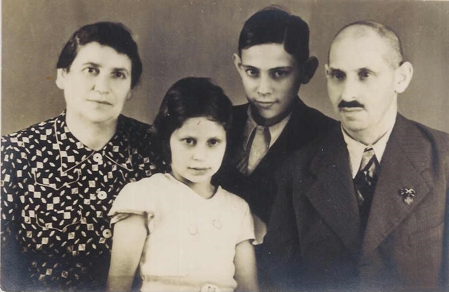 Theobald Götz mit seiner Frau Sara und ihren jüngsten Kindern Siglinde und Herbert, um 1940