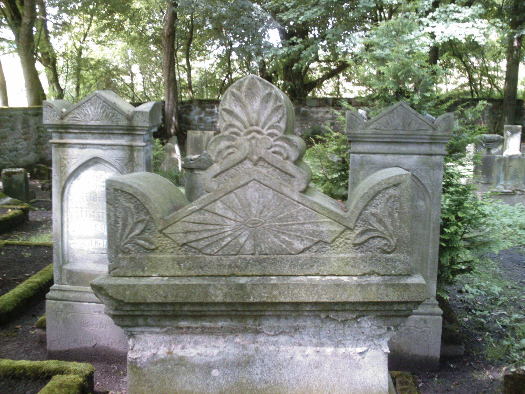 Ein Grabstein auf dem juedischen Friedhof in Schleusingen