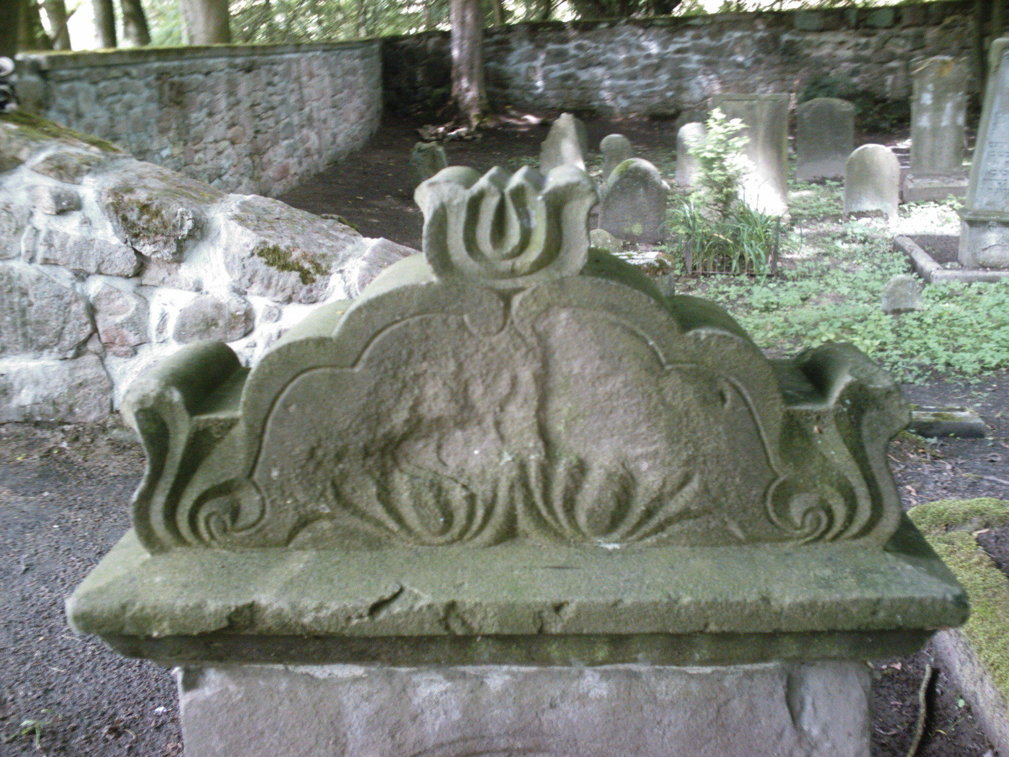 Ein Grabstein auf dem juedischen Friedhof in Schleusingen