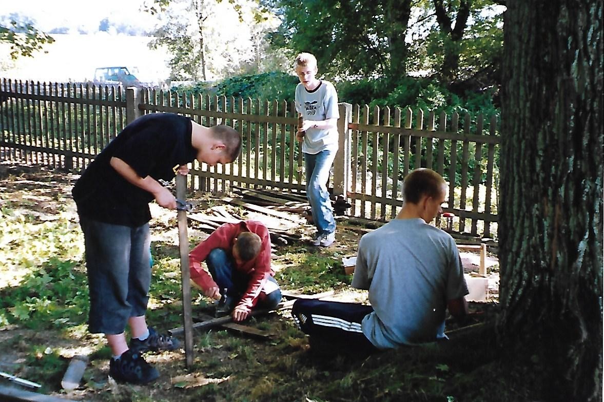 Schüler beim pflegen des jüdischen Friedhofs