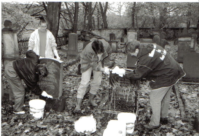 Schüler beim pflegen des jüdischen Friedhofs